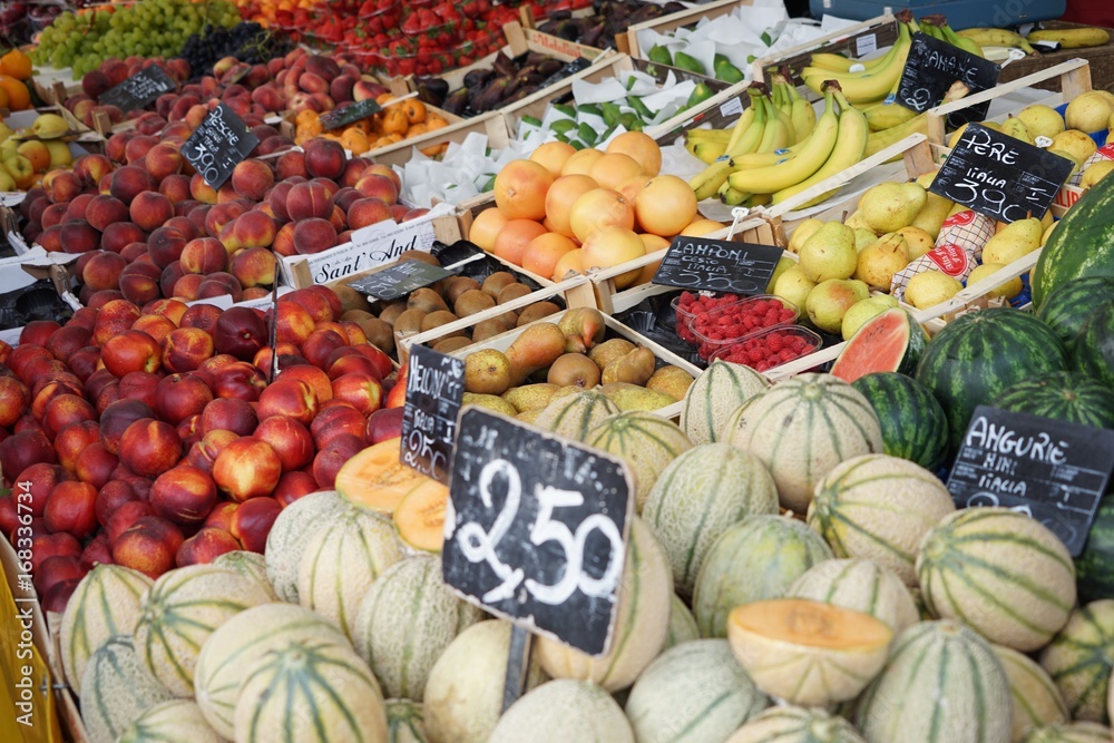 Obststand mit verschiedenen Früchten