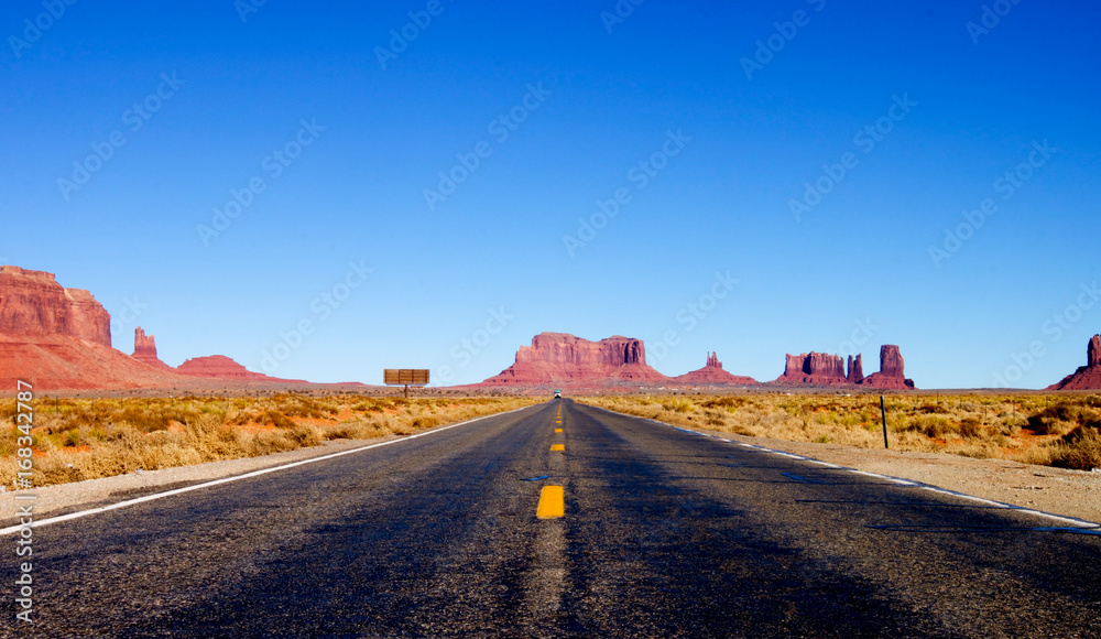 Glasschilderij met straight road leading to Monument valley #168342787