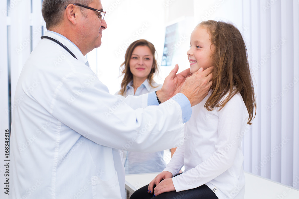 Obraz premium Doctor and young patient in office