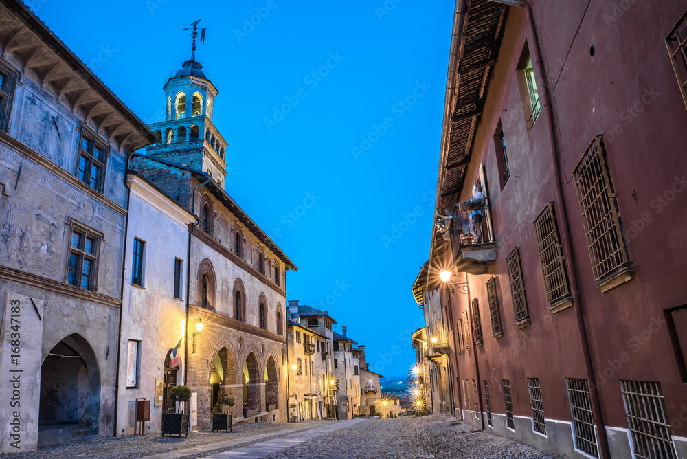 Obraz premium Saluzzo, Cuneo, ora blu