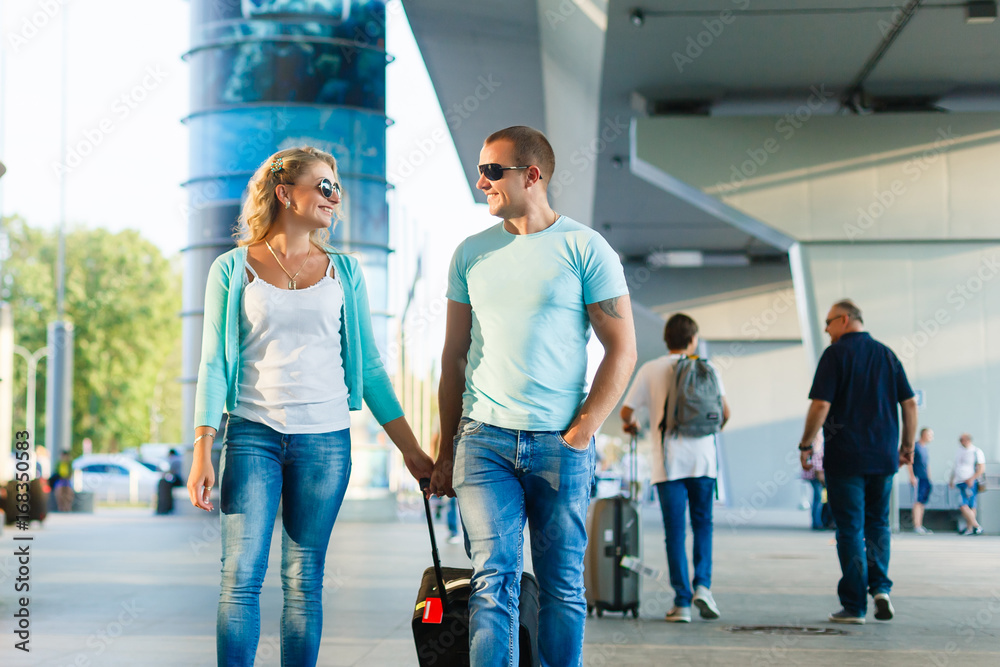 Obraz premium happy young couple at airport