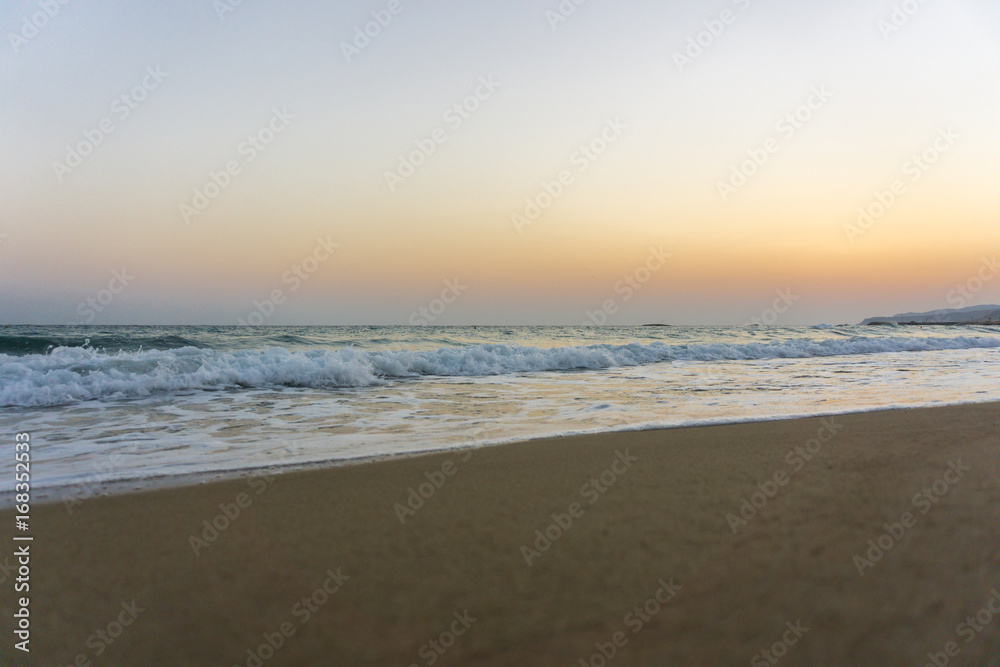 Blick auf menschenleeren Strand im Morgenlicht