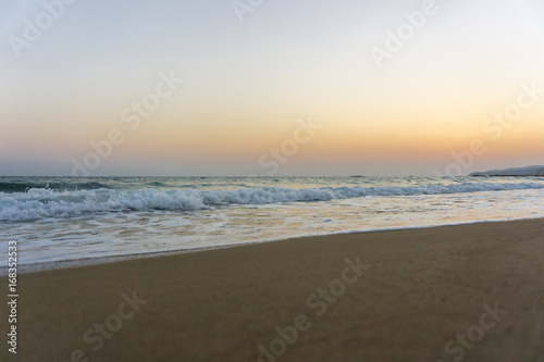 Blick auf menschenleeren Strand im Morgenlicht