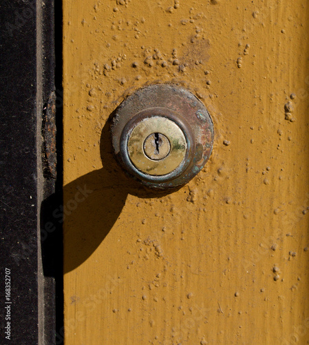 Εκτύπωση καμβά Closeup of a tarnished lock on a yellow door