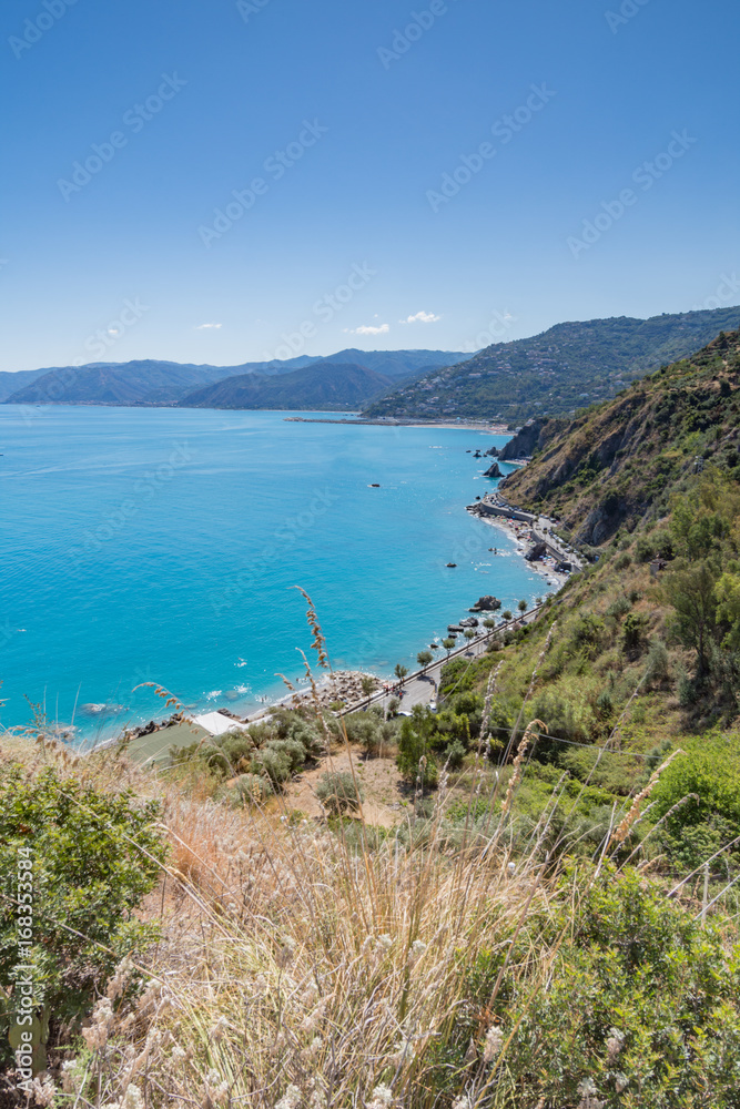 Obraz premium Vista panoramica sulle coste Messinesi dalle rovine del castello di Capo d'Orlando, Sicilia