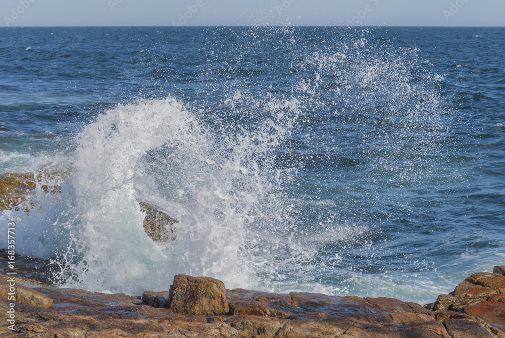 Fototapeta premium Waves Crashing on the Rocks.
