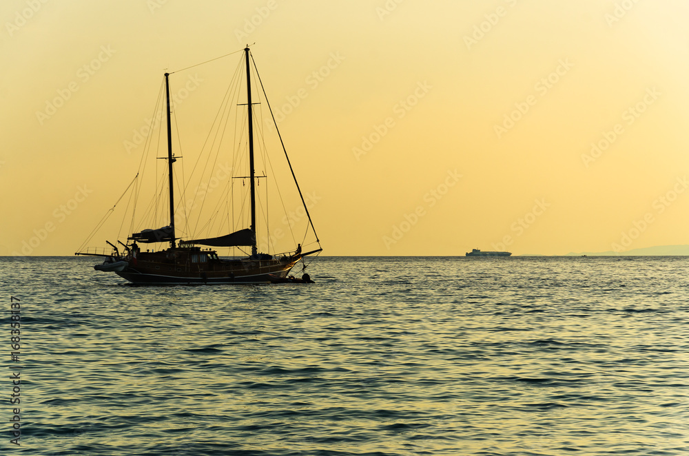 Barca e nave al largo del mare Italiano