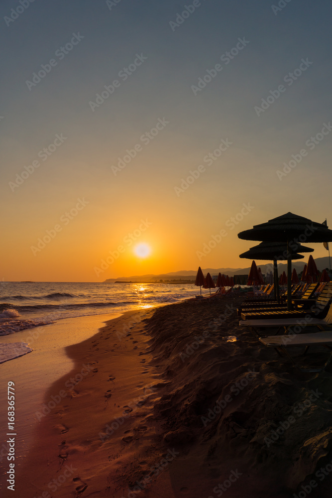 Blick auf tropischen Strand bei Sonnenaufgang Blick auf tropischen Strand bei Sonnenaufgang