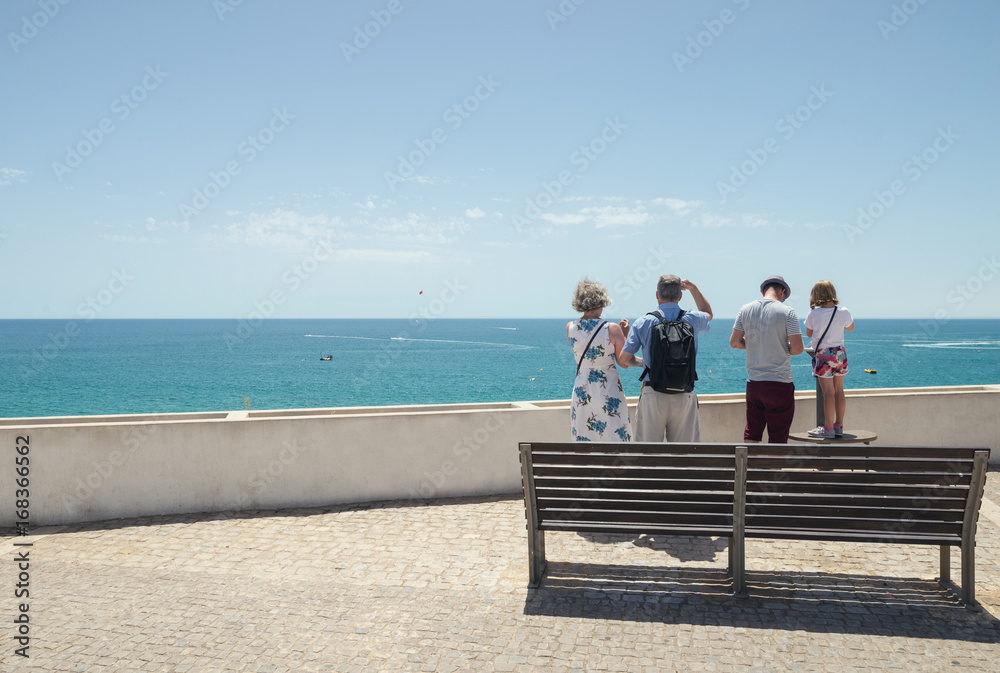 famille regardant la mer