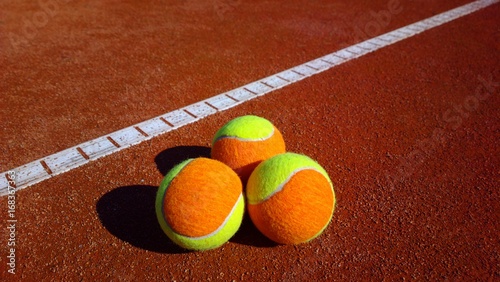 Tennisbälle auf einem Tennisplatz © pattilabelle