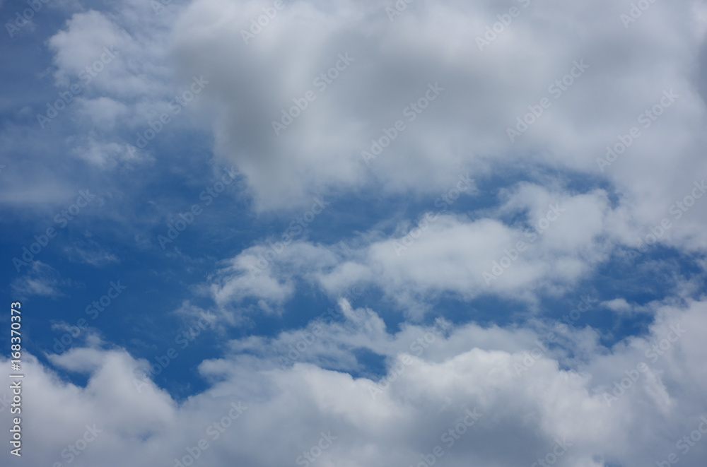 青空と雲「空想・雲のモンスター〔ワニなどのイメージと怯えて耳をまげたウサギ（画面左下）などのイメージ〕」威嚇、脅す、威嚇に怯える、強者と弱者、獲物を狙う、通り過ぎるのを待つ、恐怖に打ち勝つ、（ワニなどのイメージの上部分にウサギなどのイメージを見つめるような別のモンスターのイメージがあることから）助けに入る、「弱きを助け強きを挫く」、善悪などのイメージ