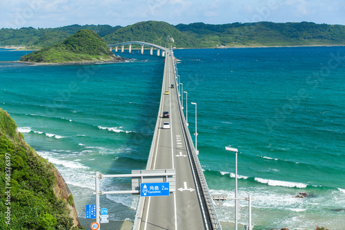 Tsunoshima Bridge  Yamaguchi prefecture   Road signs and place names are displayed on the left side. Also  as a precautionary note  it says that this bridge will be closed when there is a strong wind 