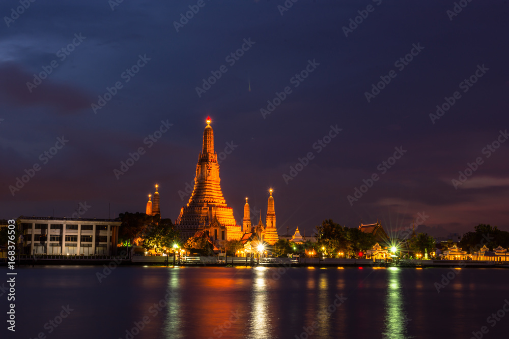 Obraz premium Wat Arun Ratchawaram, A beautiful temple in Thailand