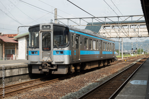 四国のローカル駅に停車中の電車 © studio_s