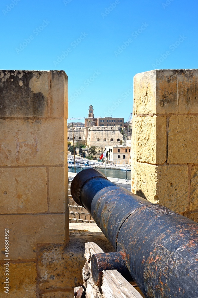 Cannon pointing through the war museum battlements, Vittoriosa (Birgu), Malta.