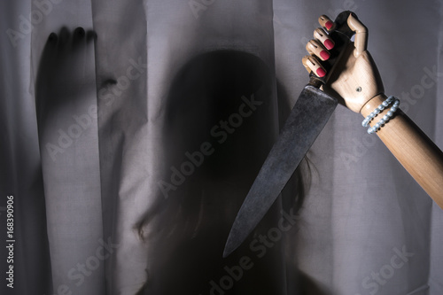 Murder shower scene, movie Psychose, Hitchcock. Knife brandished by a woman's hand. Silhouette behind the curtain.