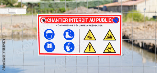 Panneau chantier interdit au public photo