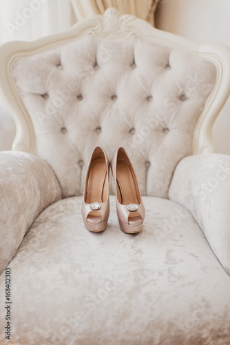 Свадебные туфли на высоком каблуке для невесты с даргоценными камнями
