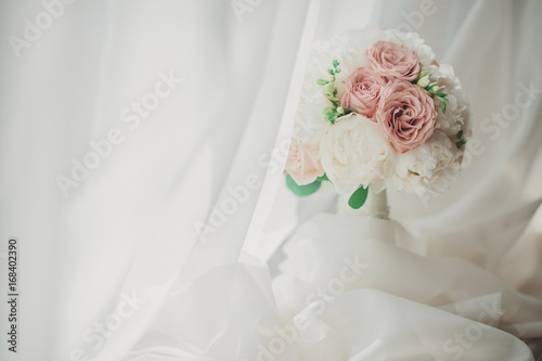 Свадебные букет невесты с розовыми и белыми цветами