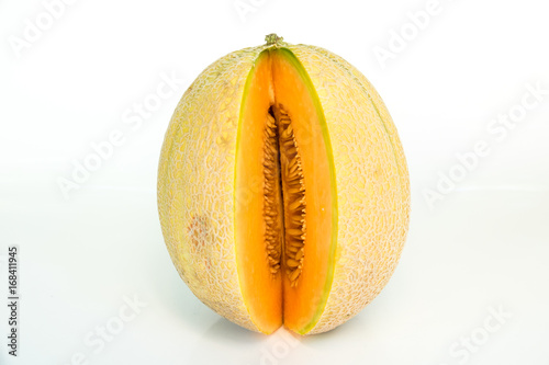 Melone con fetta tagliata su fondale bianco  photo