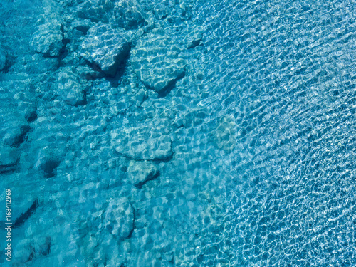 Fotografie Vista aerea di scogli sul mare