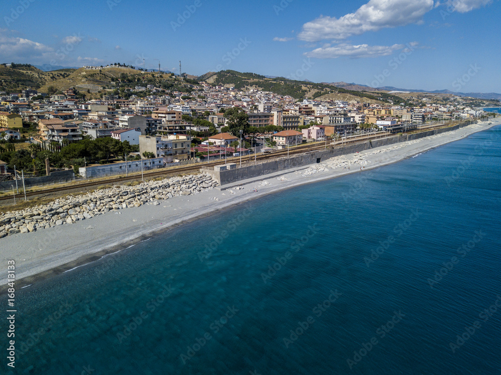 Vista aerea spiaggia e mare di Melito di Porto Salvo, costa e colline della Calabria. Italia