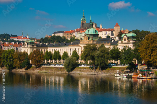 Praga in autunno riflessa sul fiume Moldava