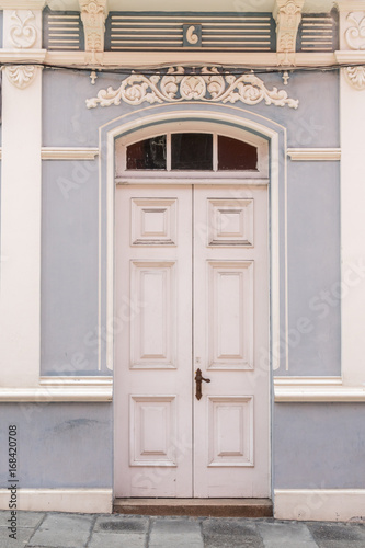 Weiße Haustür eines Hauses