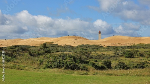 Foto 90 meter high sand dune and lighthouse at the west coast of Denmark