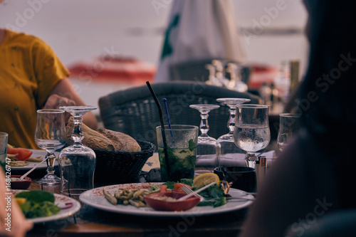 Quadro em tela Tavolo in riva al mare al tramonto per aperitivo