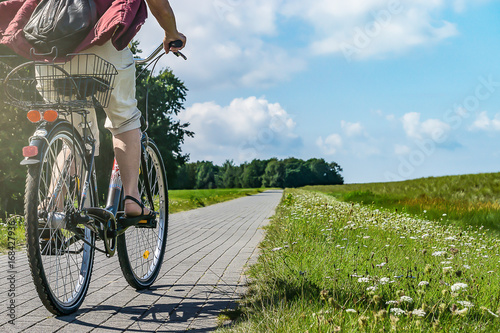 Fototapeta Naklejka Na Ścianę i Meble -  Radfahrer in Zingst an der Ostsee,  Wanderweg, Strandweg, Mecklenburg Vorpommern
