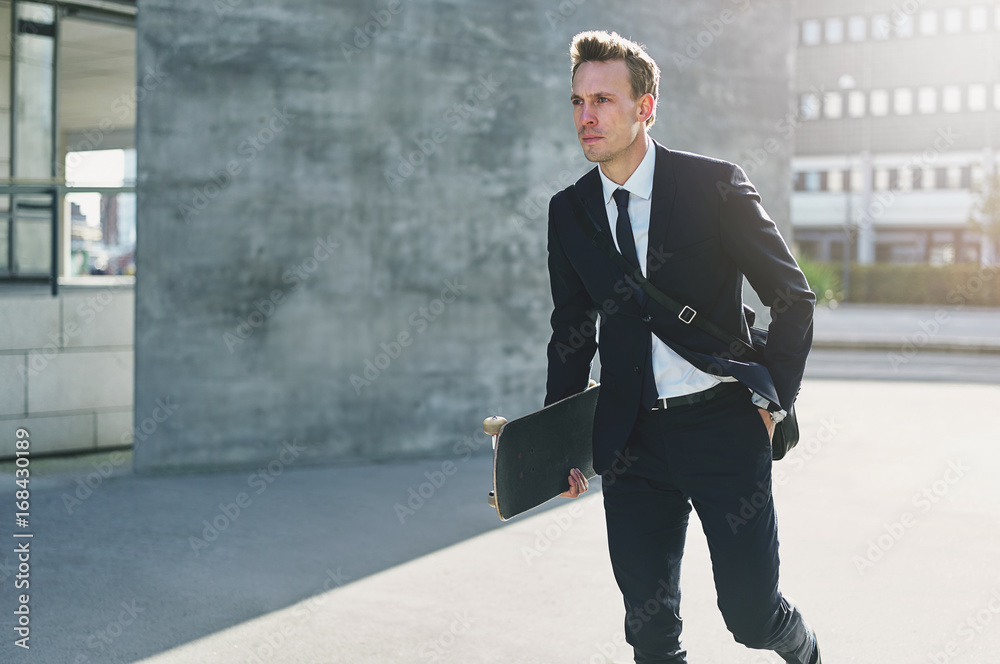 мужчина в идеально подогнанном костюме идет по улице