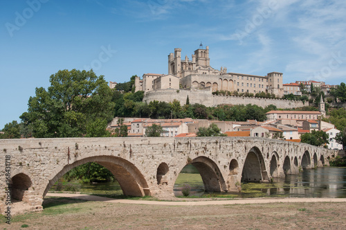vue de B  ziers avec le pont vieux et la cath  drale St Nazaire