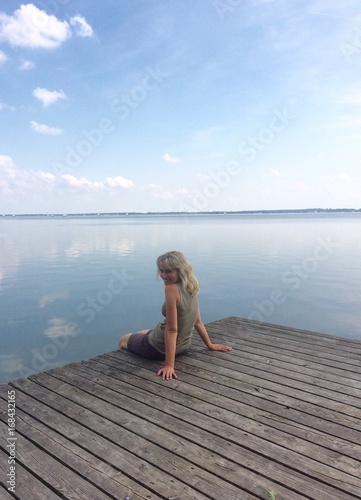 Frau genießt Auszeit am Steinhuder Meer photo