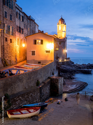 Φωτογραφία Kirche der Hafeneinfahrt von Tellaro zur blauen Stunde, Ligurien, Italien