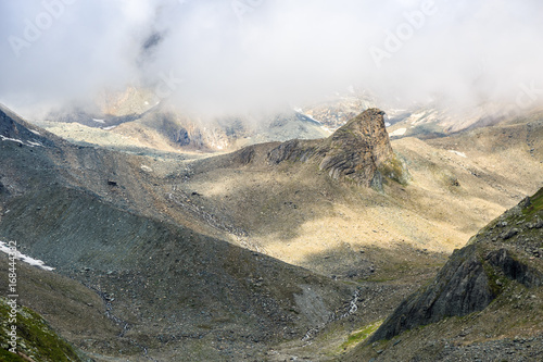 Venediger Höhenweg - wolkenverhangenes Tal zwischen Bonn-Matreier und Badener Hütte photo