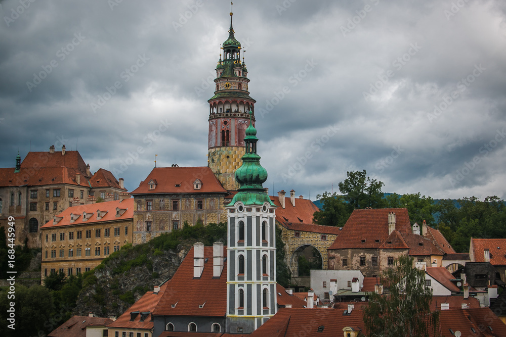 Nubi minacciose sopra la città di Cesky Krumlov in Boemia