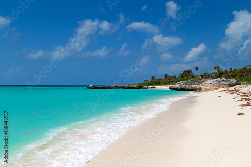 Fototapeta Naklejka Na Ścianę i Meble -  Caribbean Sea scenery in Playa del Carmen, Mexico