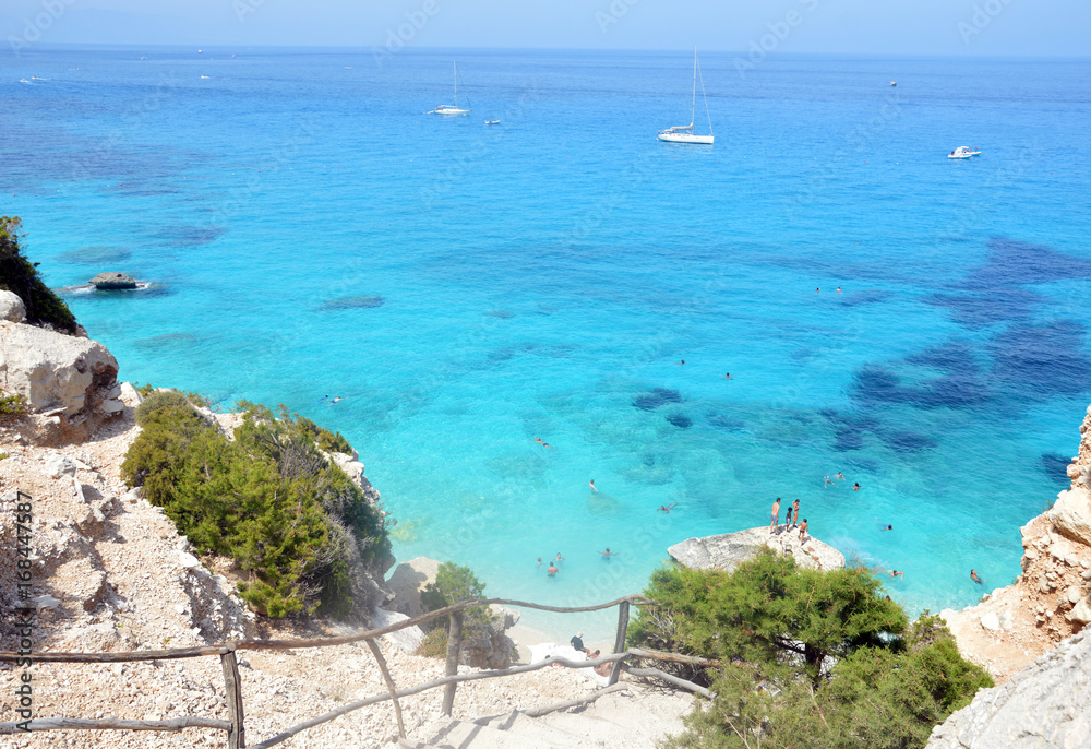 Mare di Sardegna, vacanza estiva in Italia Acque cristalline, limpide, azzurre, smeraldo e turchesi della Sardegna. Sabbia bianchissima. Mare di Sardegna, vacanza estiva in Italia Acque cristalline, limpide, azzurre, smeraldo e turchesi della Sardegna. Sabbia bianchissima.