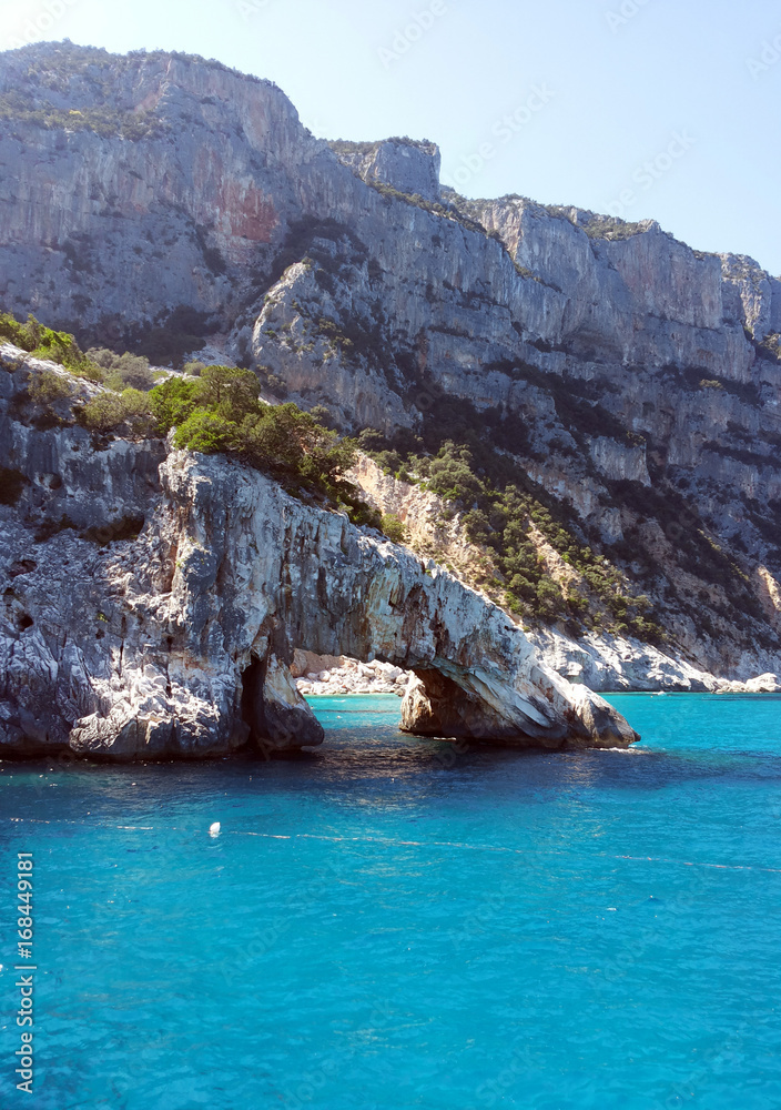 Mare di Sardegna, vacanza estiva in Italia Acque cristalline, limpide, azzurre, smeraldo e turchesi della Sardegna. Sabbia bianchissima.
