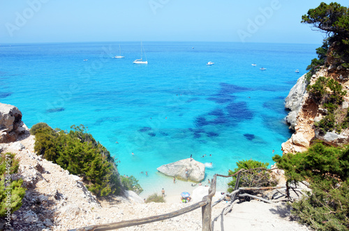 Mare di Sardegna, vacanza estiva in Italia Acque cristalline, limpide, azzurre, smeraldo e turchesi della Sardegna. Sabbia bianchissima.