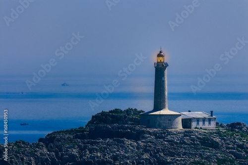 Faro en el anochecer del Cantábrico, Santander, España