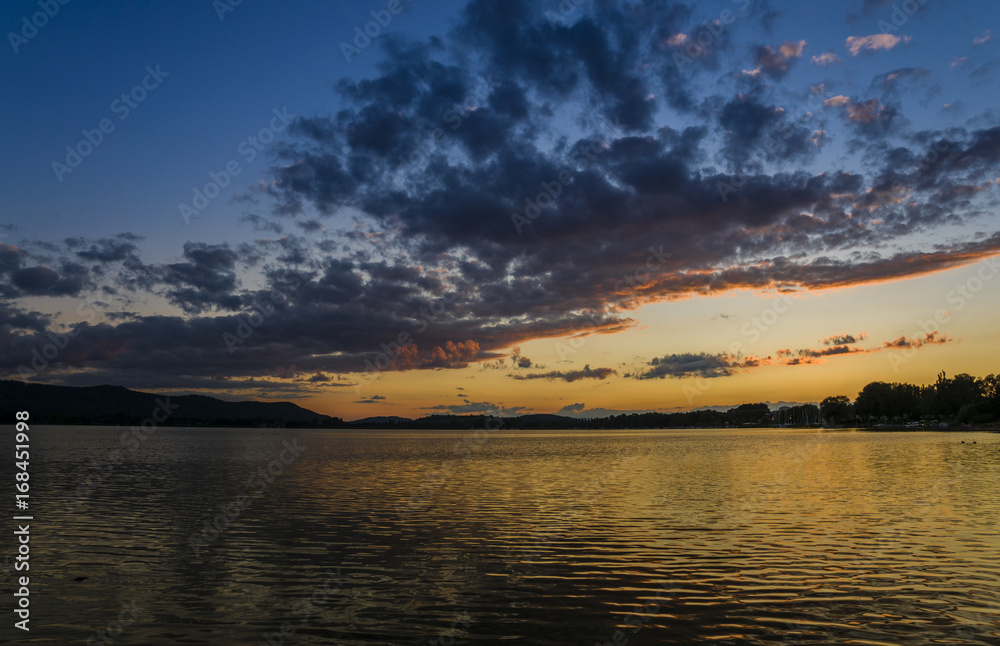 Traumhafter Sonnenuntergang mit schöner Wolkenstimmung am Bodensee Sommer