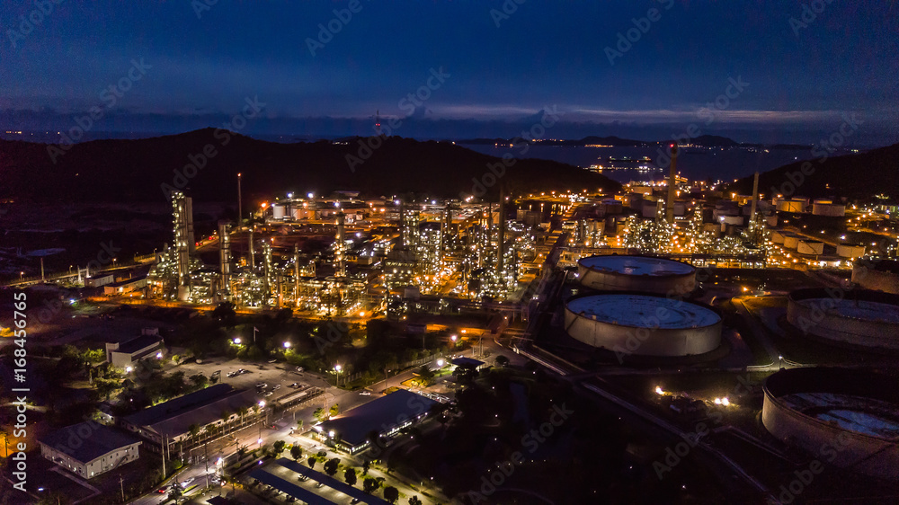 Fototapeta premium Oil refinery industry at night