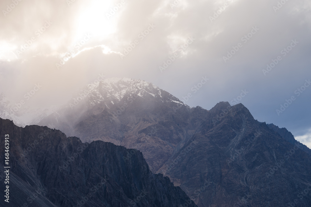 Obraz premium Light casting through cloud over the mountain peak, Hunder sand dunes, Nubra valley, Ladakh
