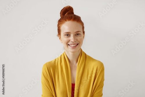 Foto Studio shot of amazing gorgeous young red-haired European female model with heal