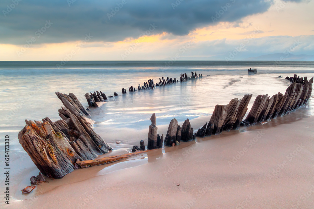 Obraz premium The Sunbeam ship wreck on the Rossbeigh beach, Co. Kerry, Ireland