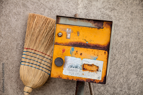 Besen am Briefkasten