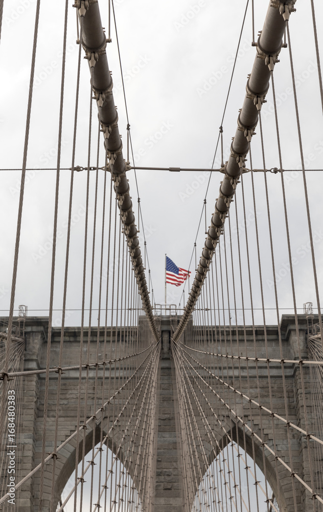 Obraz premium Drapeau USA en haut du pont