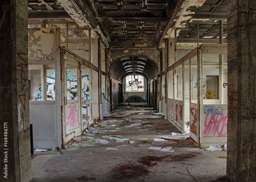 Fototapeta premium Im Inneren einer verfallenen Fabrik